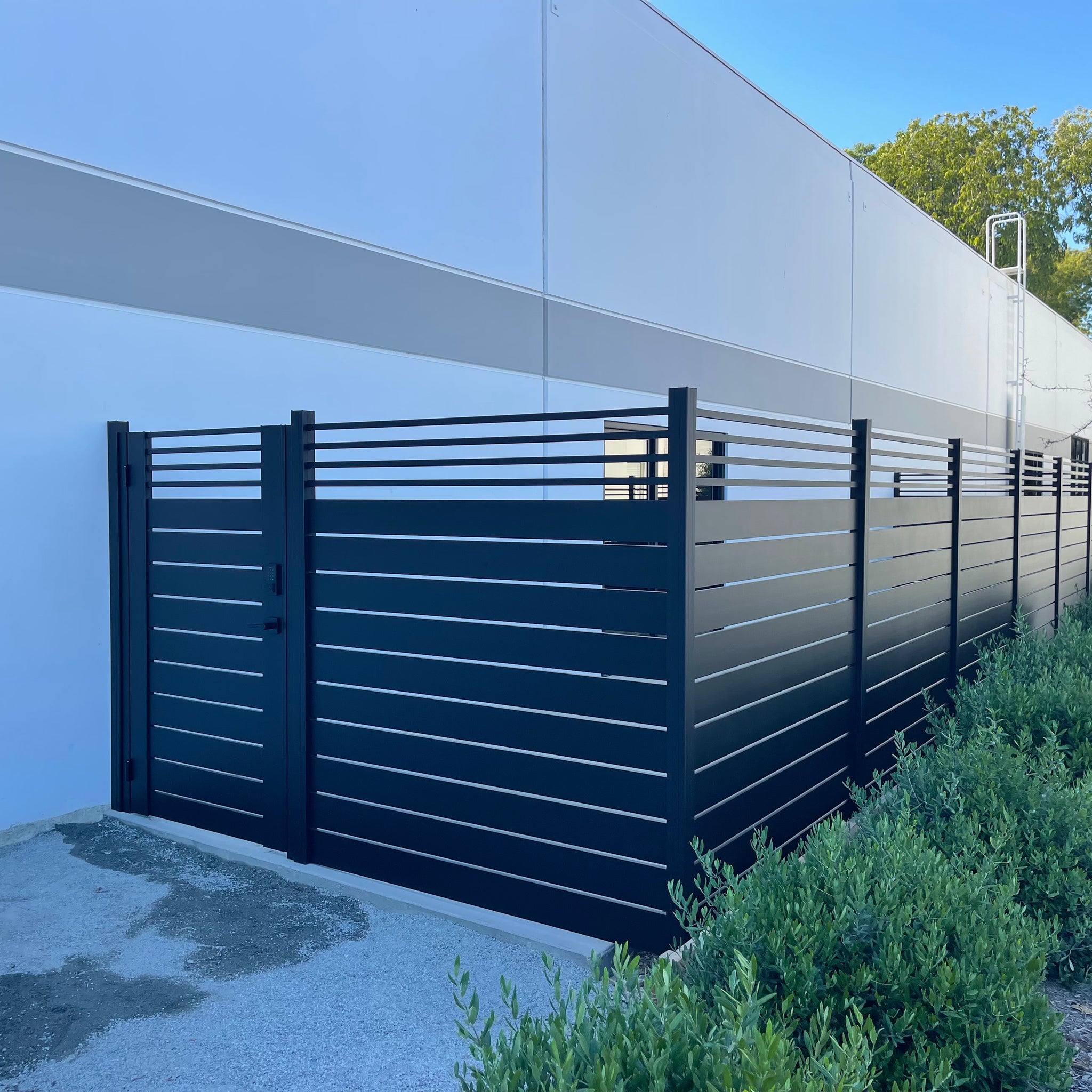 iron_master_Aluminum_gates_and_fencing_Installation_and_fabrication_53.jpeg