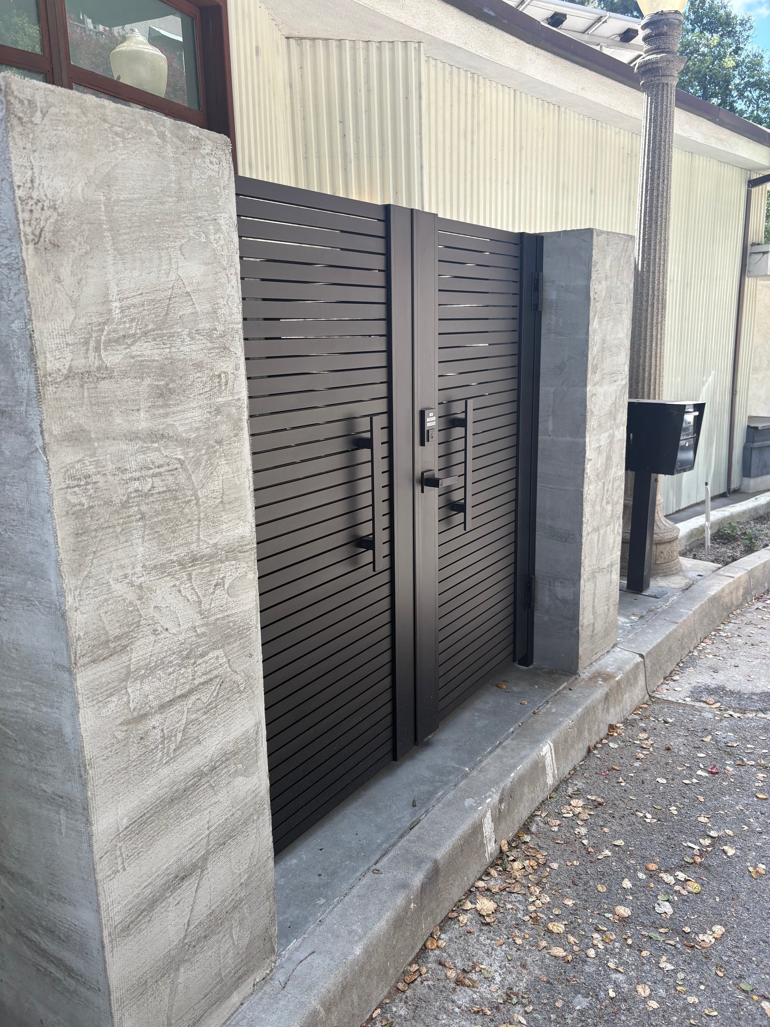 iron master gates and fencing5.jpg